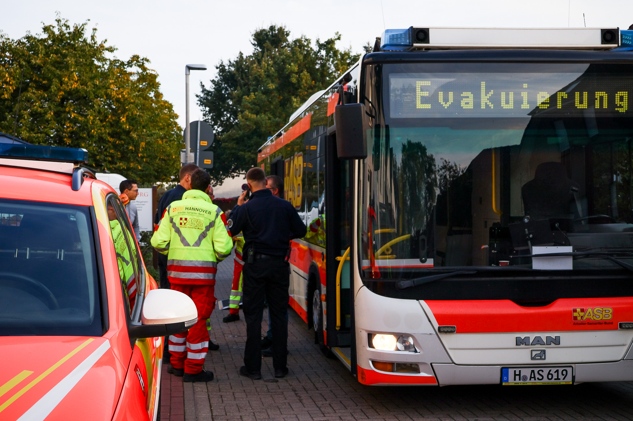 Ehrenamtliche des ASB unterstützen bei Evakuierung in Hannover