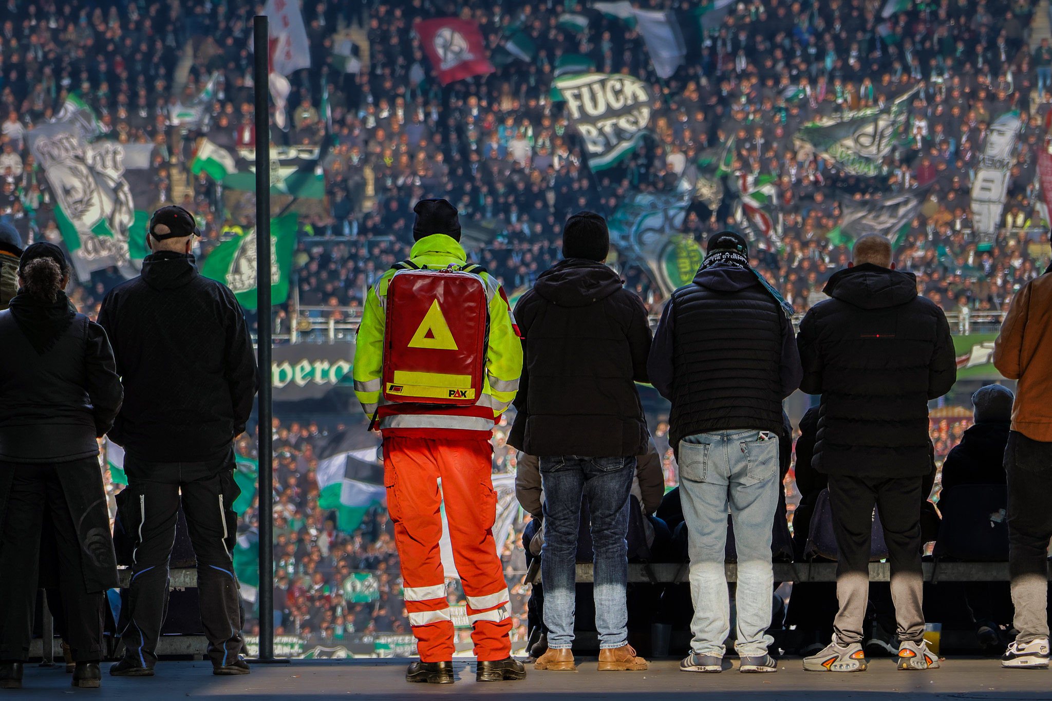 Sanitätsdienst bei Hannover 96 Ein ehrenamtlicher Sanitäter des ASB Hannover im Stadion