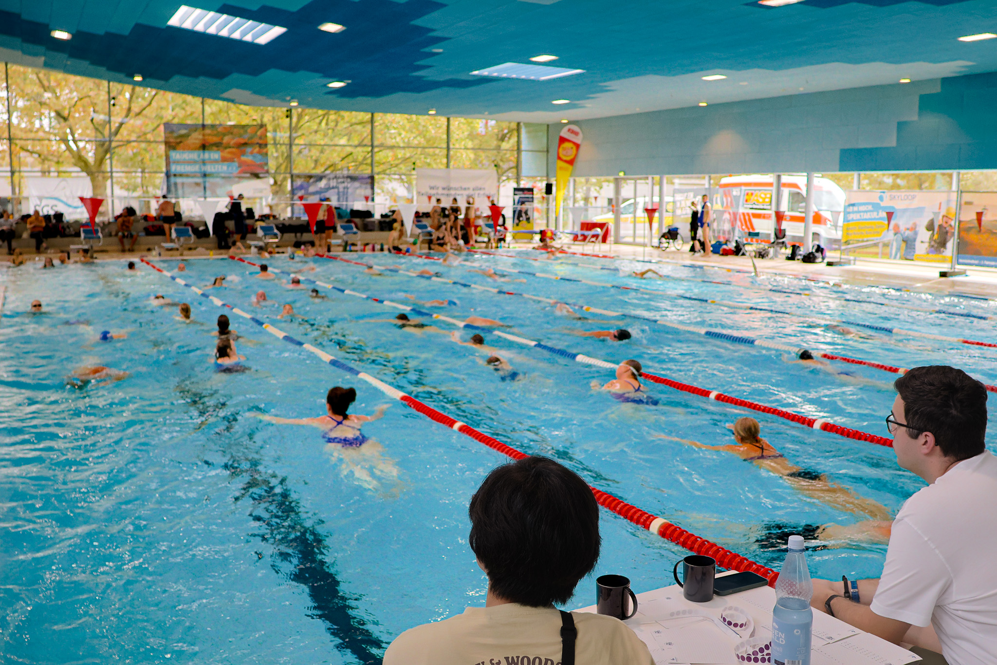 352 Menschen schwimmen für ASB-Kinderhospizdienst und Wünschewagen