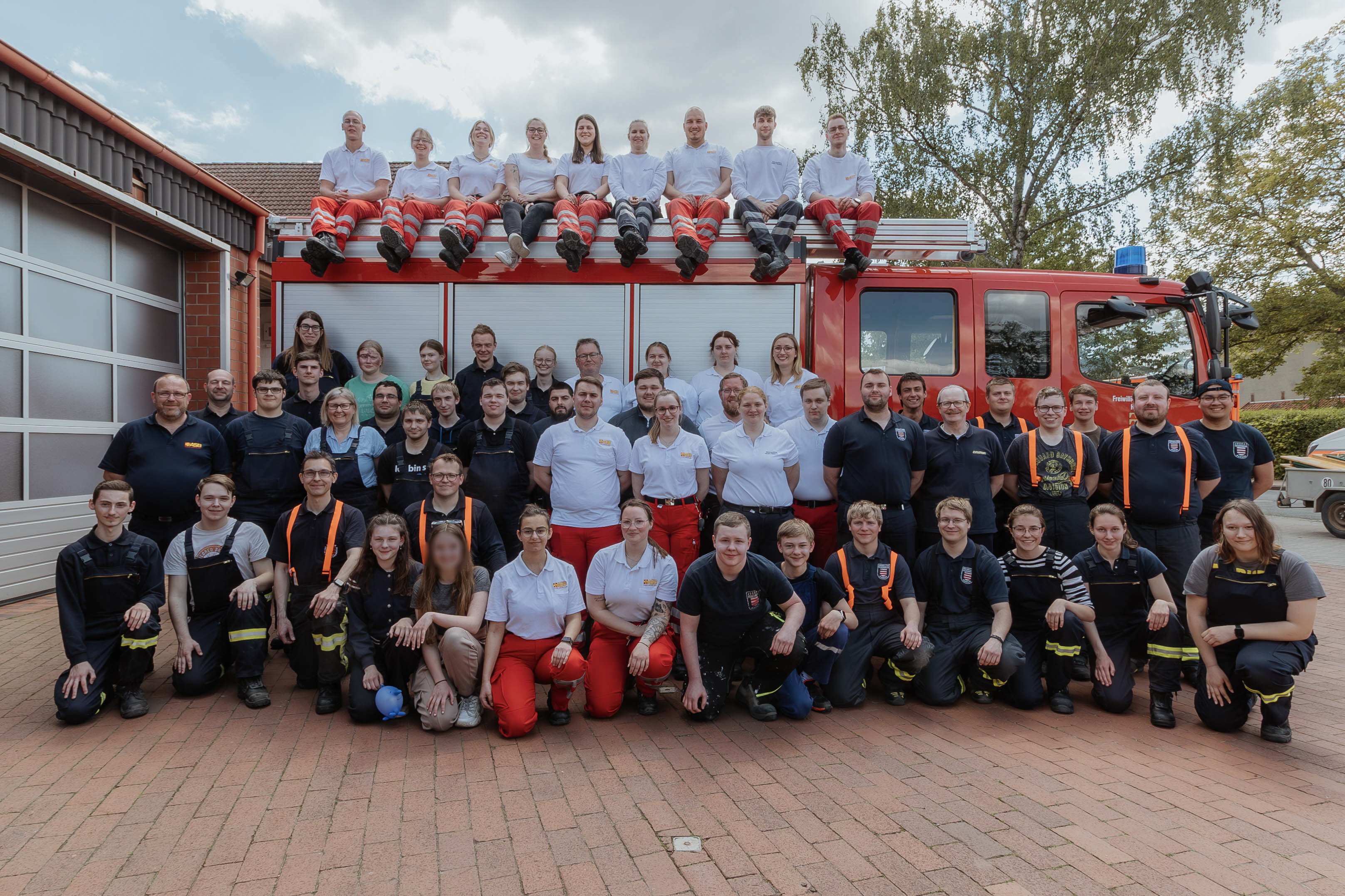 Samariter:innen und Feuerwehr üben gemeinsam technische Hilfeleistung in Borsum