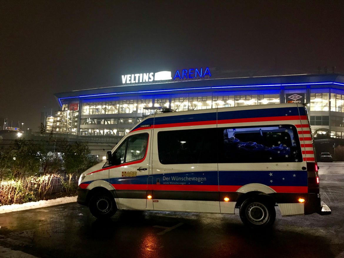 Der Wünschewagen vor der Veltins-Arena.JPEG