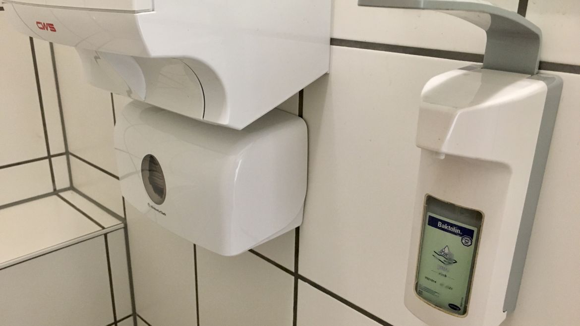 Handtuchspender-und-Seifenspender-im-WC.jpeg