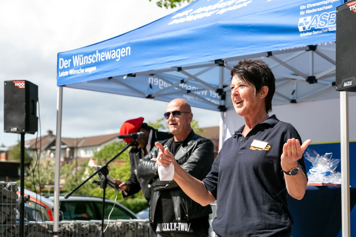 Tagespflegenleiterin Heike Stegel wannte sich mit dem Wunsch ihrer Gäste an das Wünschewagen-Team.jpg