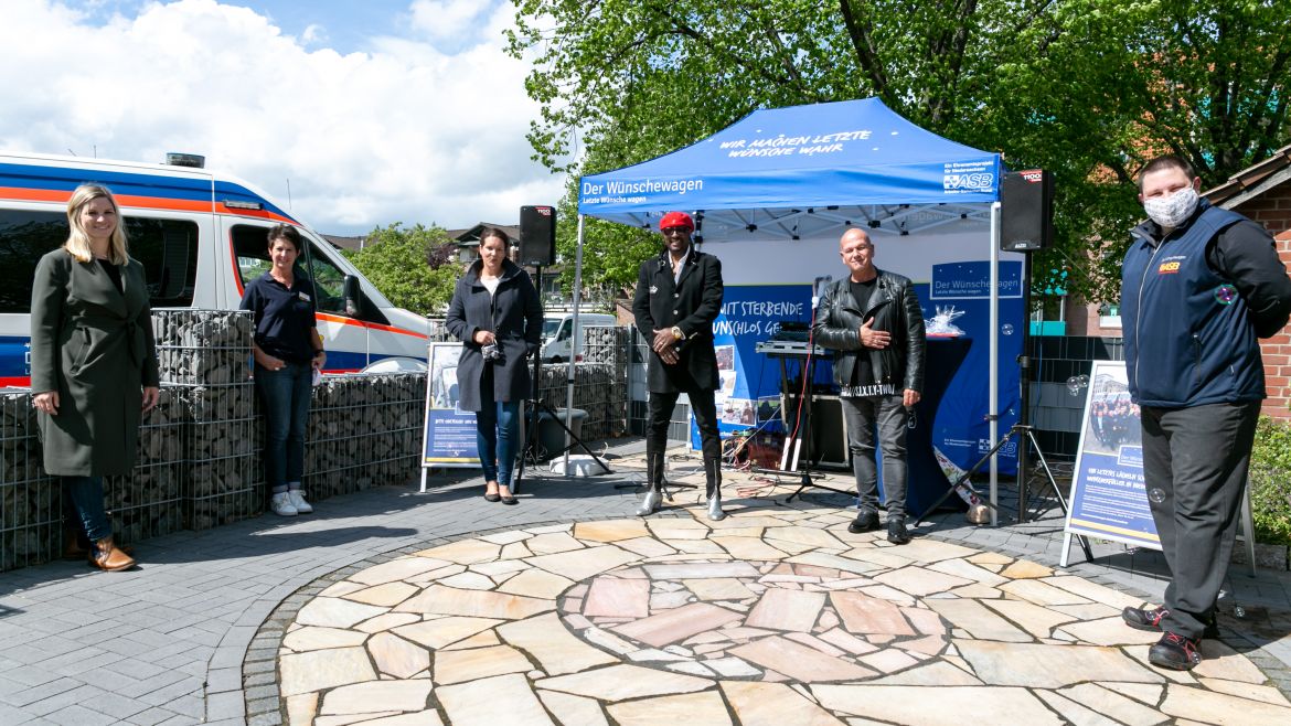 Mission Platzkonzert erfüllt - Das Wünschewagenteam mit den Musikern und Heike Stegel.jpg